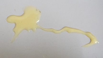 Die Gegenprobe: Auch Pattex ist voller aggressiver Substanzen, aber milchiger.