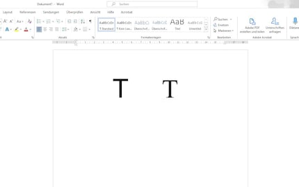 Links die serifenlose Helvetica, rechts die Serifenschrift Times New Roman.