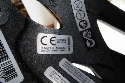 He who seeks, finds: on one of the nine (!) stickers, I finally find the EN 1078 test standard.