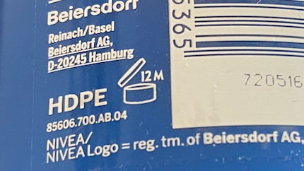 Das Tiegel-Symbol mit der Zahl daneben gibt Aufschluss darüber, wie lange du dein geöffnetes Produkt mindestens verwenden kannst: «12M» steht für zwölf Monate.