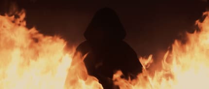 Face covered by a coat and hood. Maybe it’s not Mephisto, but…