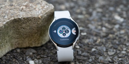 You can switch and adjust the watch face.