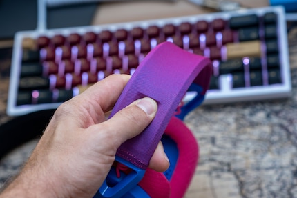 The headband on the G435 isn’t padded.