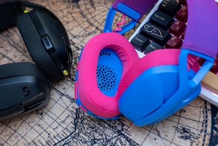 The fluffy ear pads can be swapped.