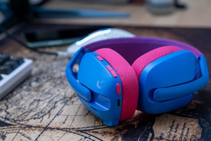 The entire headset is controlled by a few buttons.
