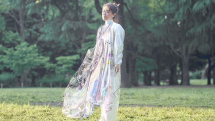 Mary in ihrem Unikat: das «Iridescence»-Kleid von The Fabricant. Bild: The Fabricant