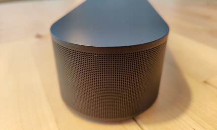 Das Lautsprechergitter ist neu: Polycarbonat, dasselbe Material, aus dem das Lautsprechergitter der grösseren Sonos Arc gemacht ist.