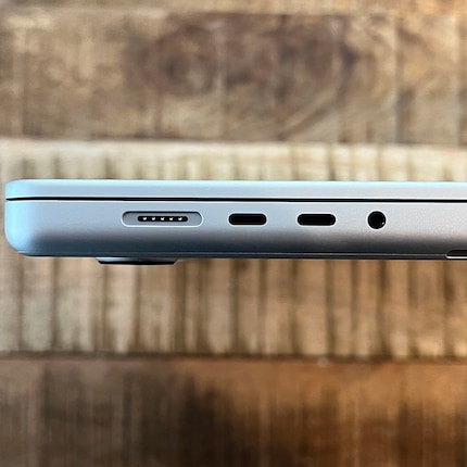 Das Macbook Pro von links …