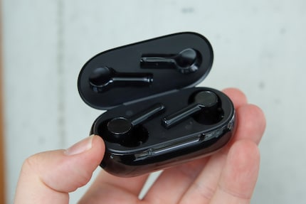 Die OnePlus Buds Z2 in ihrer Ladehülle.