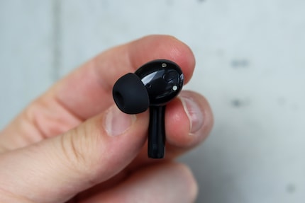 Die Sensorflächen auf der Außenseite der Ohrstecker reagieren gut auf Berührungen.