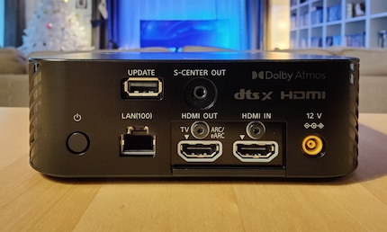 Über den ARC/eARC-Kanal kommt Sound zur Box. Steckst du ein separates Gerät beim HDMI-Eingang ein, wird das Bild über den HDMI-Ausgang zum Fernseher transportiert.