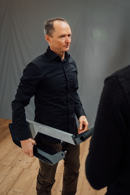 Noch nicht so elegant, aber in der Funktion ähnlich: Mike Schrag mit einem Prototypen des Eisenhorn.