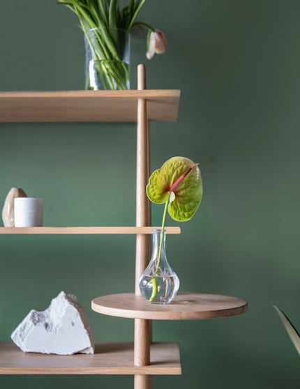 Dimensionen: 110 x 35 x 148 cm | Material: Eiche, Messing, MDF | Bild: Umage