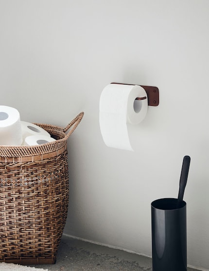 Der offene Toilettenpapierhalter ist funktional und verschönert mit dem Rotbraunton die Wand.