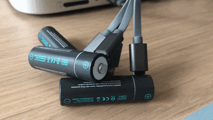 Das USB-A-auf-Micro-USB-Kabel im Einsatz: Während des Ladens blinken die Batterien, sind sie geladen, wechselt das Licht auf permanentes Grün.