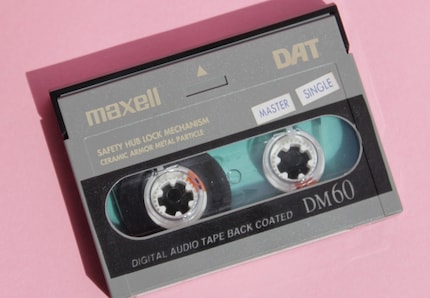 Eine DAT-Kassette ist etwas kleiner als eine analoge Audio-Kassette.