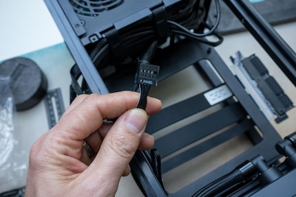 Komfort pur: Nicht nur sind alle Kabel bereits geführt, die Frontanschlüsse kommen in einem statt wie üblich vielen Steckern.
