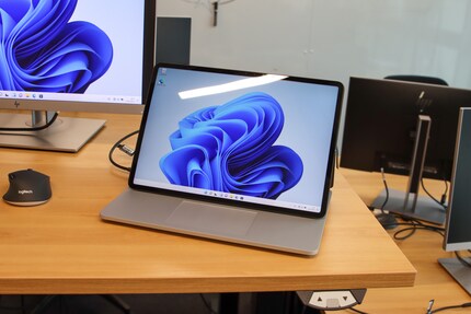 Zwischen Touchpad und Tastatur.