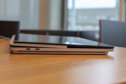 2× USB-C, auf der anderen Seite befinden sich der Surface-Connect-Anschluss und die 3,5-mm-Audiobuchse.