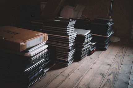 Im Lager liegen die Notebooks parat, die an Bedürftige gehen.