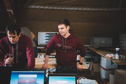 Tobias Schär in dem Raum, in dem die alten Notebooks flott gemacht werden für ein zweites Leben. Links im Bild: David Werder, Freiwilliger Aufbereiter.