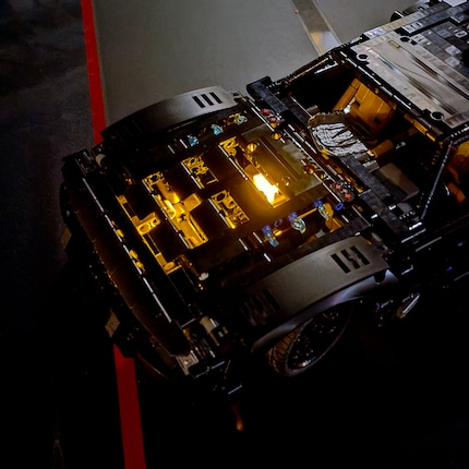 Der orange Light-Brick beleuchtet den Raum unter der Motorhaube.
