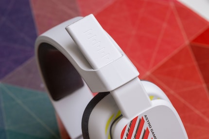 The dashes are only there for your orientation: the headset is steplessly adjustable.