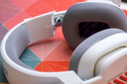 The memory foam padding feels comfortable. Thanks to the textile covering, the ear pieces are breathable.