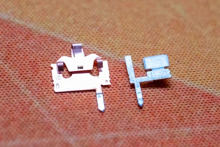 Die zwei Teile eines Kontaktblatts ausserhalb eines Switches.