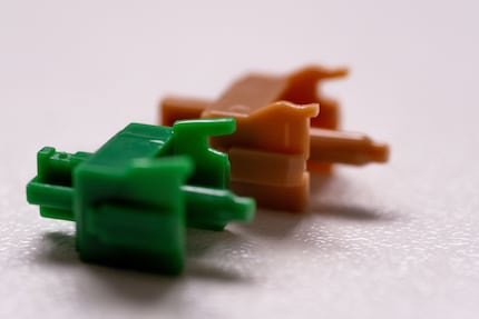 Ein linearer Stem des Tangerine Switches und ein taktiler Stem des Neapolitan Switches.