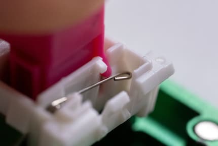 Die Click-Bar eines Kailh Box Pink Switches. Wenn sie nach oben springt, erzeugt sie das Klickgeräusch.