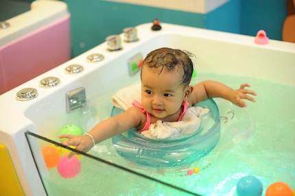 Du dachtest, das Baby-Spa sei eine Erfindung von mir? Falsch! Gibt’s tatsächlich, auch schon in der Schweiz.