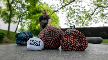 If the balls touch, it’s called a «Combo» and gives you more points.