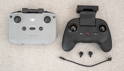 Der Controller der Autel-Drohne (rechts) braucht mehr Platz und bietet keinen Stauraum für das Kabel und die Hebel.