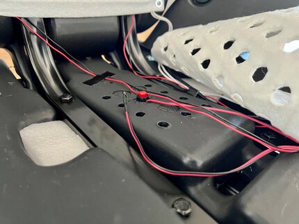 Der «Drucksensor» ist nicht viel mehr als ein einfacher Knopf. Daneben ist der Temperaturfühler zu erkennen, der normalerweise ins Plastikgehäuse geschoben ist.