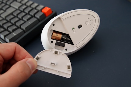 Blick auf die Unterseite mit eingelegter Batterie und verstautem USB-Dongle für Logi Bolt.