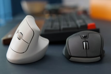 Die vertikale Logitech Lift neben der klassischen M720.