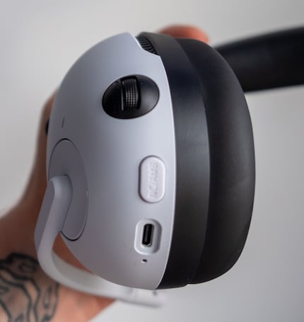 Auf Knopfdruck lässt sich das Noise Canceling zuschalten.