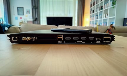 Die Abmessungen der One-Connect-Box: etwa 30×32×3 Zentimeter.
