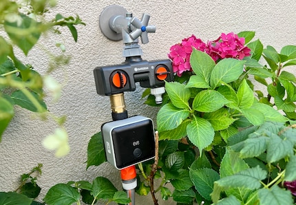 Das Eve Aqua nach erfolgreicher Installation am Wasserhahn. Normalerweise solltest du das Teil auch direkt am Hahn anschliessen und dir so das Zwischengewinde sparen können.