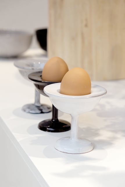 This ceramic egg cup is inspired by the shape of the «Pompadour» champagne glass.