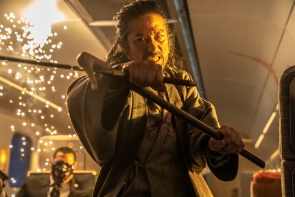 Auch das gehört zur Show: Ein Katana-schwingender Gangster.