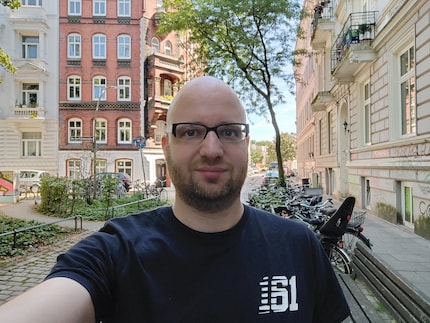 This selfie looks good on the smartphone, but not when it’s enlarged.