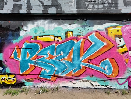 Graffiti is usually a good way to assess colours and level of detail.