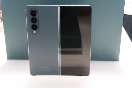 This is what the new Galaxy Z Fold4 looks like in Graygreen.