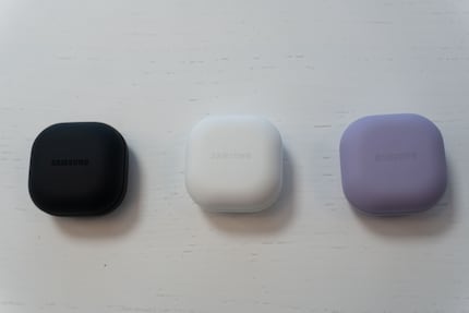 Das minimalistische Ladecase kommt in drei Farben: Graphtie, White und Bora Purple.