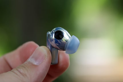 Sensoren erkennen, ob sich der Stecker im Ohr befindet und stoppen auf Wunsch automatisch die Wiedergabe – und starten sie beim Einsetzen wieder.