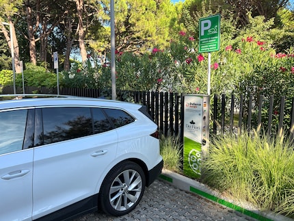 Aus dieser Ladesäule am Campingplatz fliesst der Strom gratis ins E-Auto.