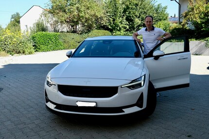 Als Model zum Präsentieren eines neuen Autos auf einer Messe tauge ich wohl eher nicht. Aber am Polestar 2 hatte ich meine Freude.