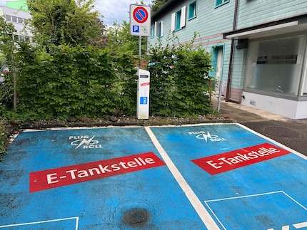 Lademöglichkeiten bietet auch der örtliche Elektrobetrieb am Bahnhof.